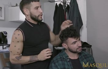 Gay gay gay dando cuzinho pro barbeiro safado