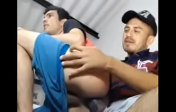 Gay amador de ladinho dando o cu na frente da webcam