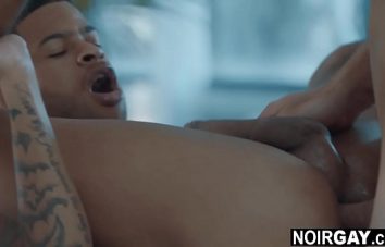 Interracial gay com massagem e sexo anal com neguinho