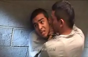Sexo gay na prisão com um japa magrelo e safadinho