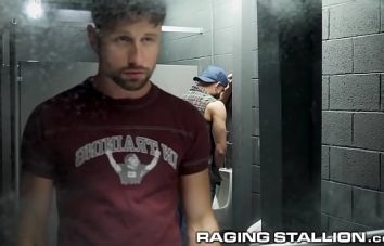 Qporno gay com safados metendo gostoso no banheiro
