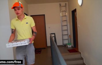 Pono gay gratis com o entregador de pizza