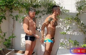 Gays tatuado dando seu cuzinho e gemendo alto