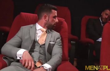 Gays no teatro fazendo sexo anal gotoso demais