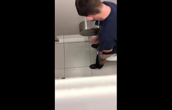 Flagra de homens no banheiro tocando punheta gostosa