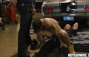 Policiais gays safados comendo cu de um mecânico