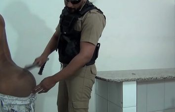 Policial fodendo cu de um cara passivo muito safado
