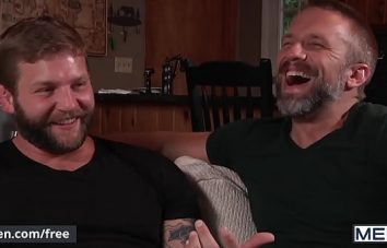 Homens barbudos pelados fazendo sexo anal gostoso