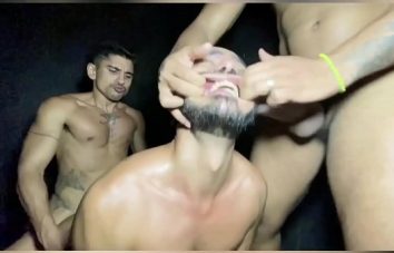 Gay submisso na foda com dois machos safados