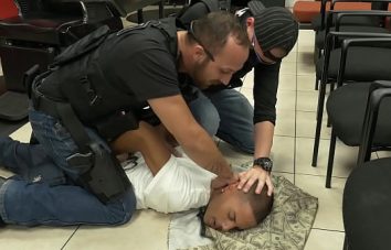 Policiais gays ativos fodendo cu de um pretinho